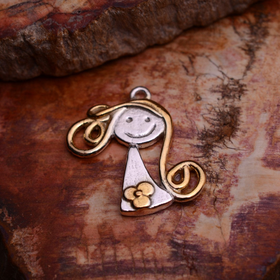 „Kleines Lächeln“-Anhänger aus 925er Silber mit goldenen Akzenten – handgefertigter Talisman für die beste Freundin, Mutter oder Schwester, skulpturaler Schmuck im Boho-Rustik-Stil | Art Diva