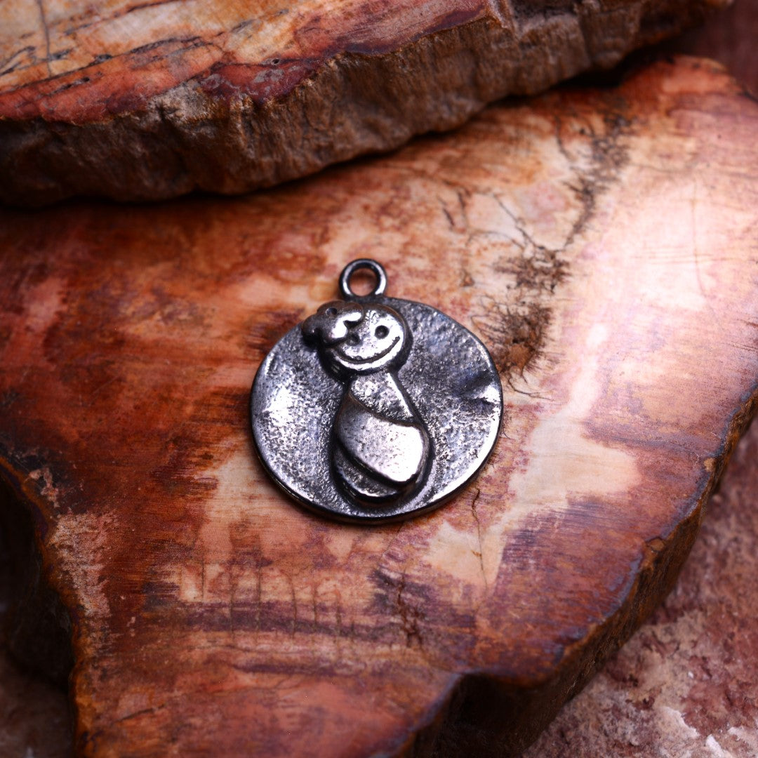 „Mamas Herz“-Anhänger aus 925er Silber – handgefertigter Talisman der mütterlichen Liebe, skulpturaler Schmuck im Boho-Rustik-Stil | Art Diva