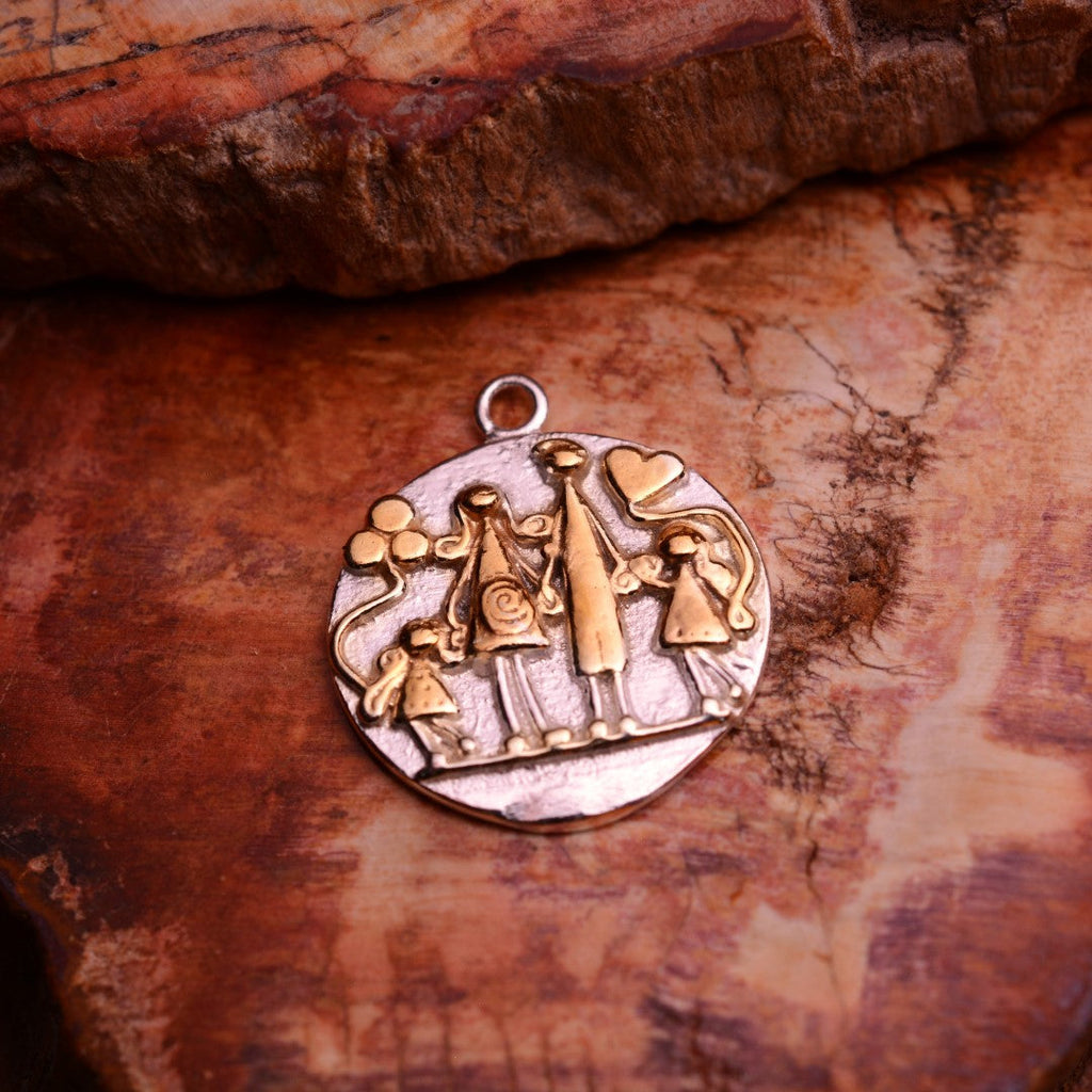 „Unsere Familie“-Anhänger aus 925er Silber – Talisman für Liebe und Zusammenhalt, skulpturaler Schmuck im Boho-Rustik-Stil | Art Diva