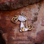 „Kleines Lächeln“-Anhänger aus 925er Silber mit goldenen Akzenten – handgefertigter Talisman für die beste Freundin, Mutter oder Schwester, skulpturaler Schmuck im Boho-Rustik-Stil | Art Diva