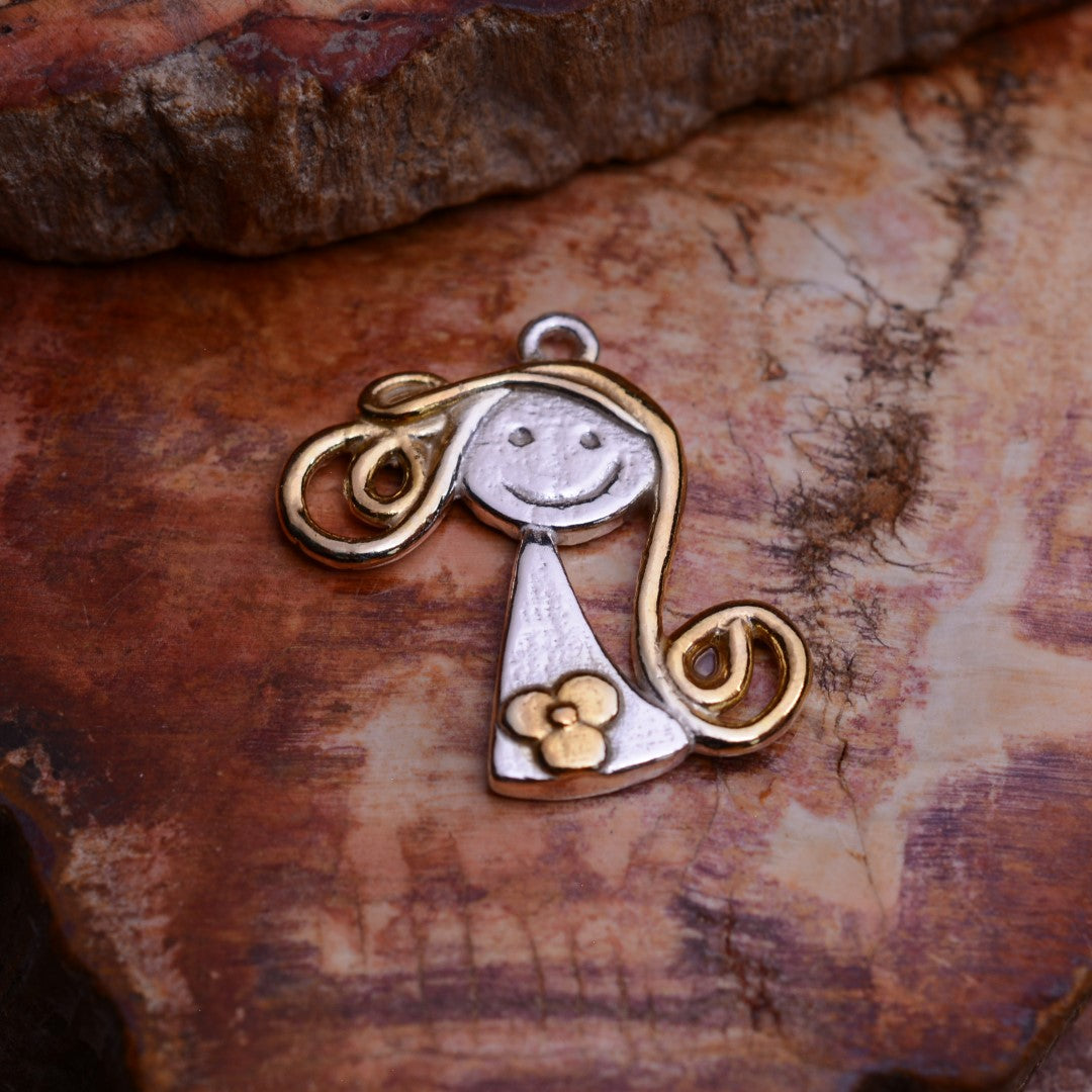 „Kleines Lächeln“-Anhänger aus 925er Silber mit goldenen Akzenten – handgefertigter Talisman für die beste Freundin, Mutter oder Schwester, skulpturaler Schmuck im Boho-Rustik-Stil | Art Diva