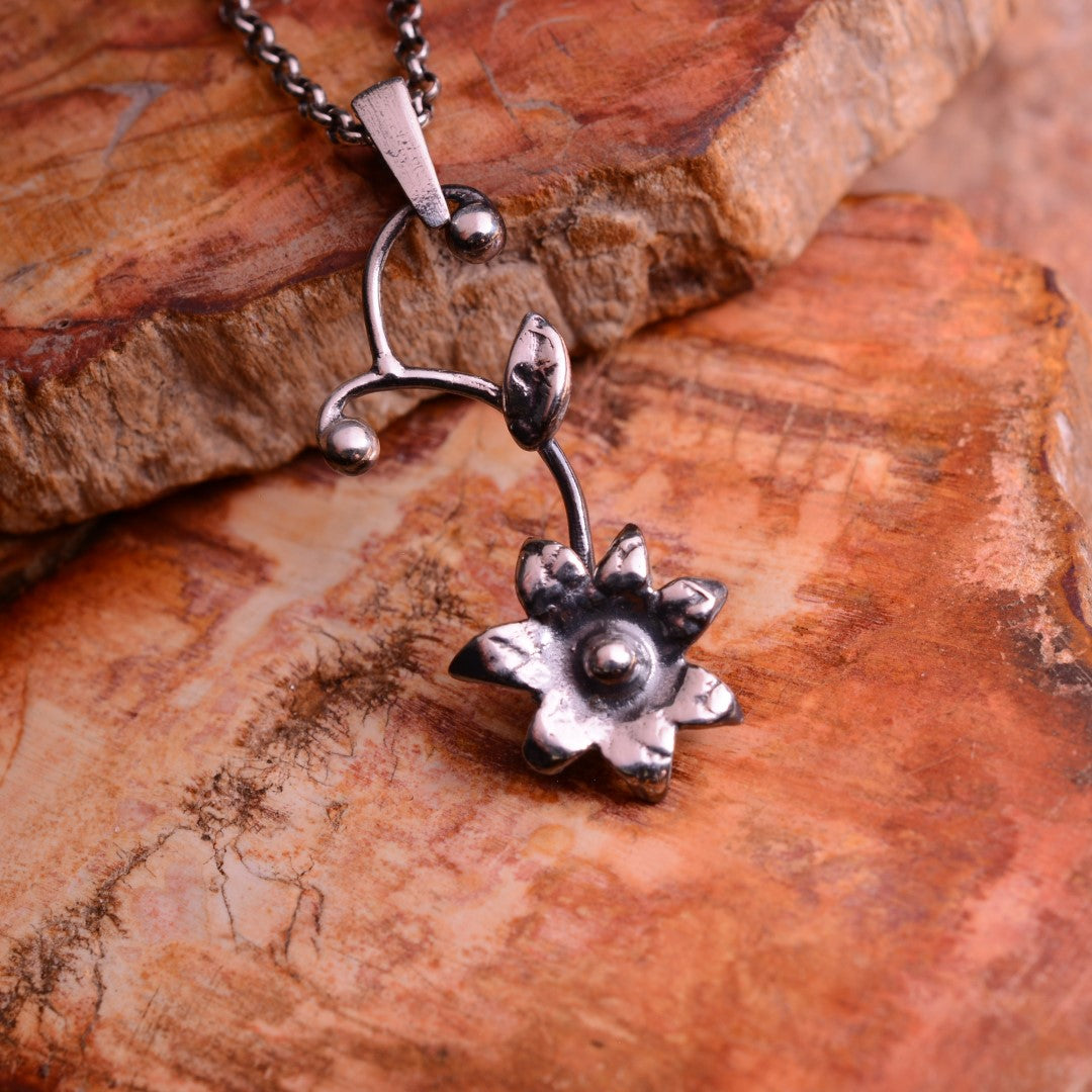„Wildblume“-Anhänger aus 925er Silber – Talisman für innere Stärke und einen Neuanfang, skulpturaler Schmuck im Boho-Rustik-Stil | Art Diva