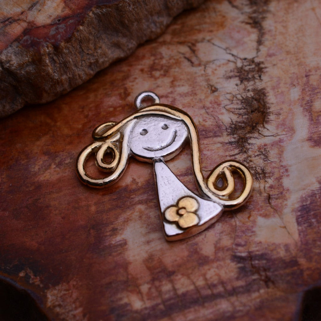 „Kleines Lächeln“-Anhänger aus 925er Silber mit goldenen Akzenten – handgefertigter Talisman für die beste Freundin, Mutter oder Schwester, skulpturaler Schmuck im Boho-Rustik-Stil | Art Diva