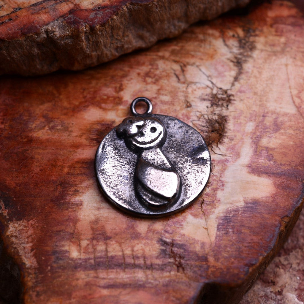 „Mamas Herz“-Anhänger aus 925er Silber – handgefertigter Talisman der mütterlichen Liebe, skulpturaler Schmuck im Boho-Rustik-Stil | Art Diva
