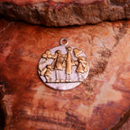 „Unsere Familie“-Anhänger aus 925er Silber – Talisman für Liebe und Zusammenhalt, skulpturaler Schmuck im Boho-Rustik-Stil | Art Diva