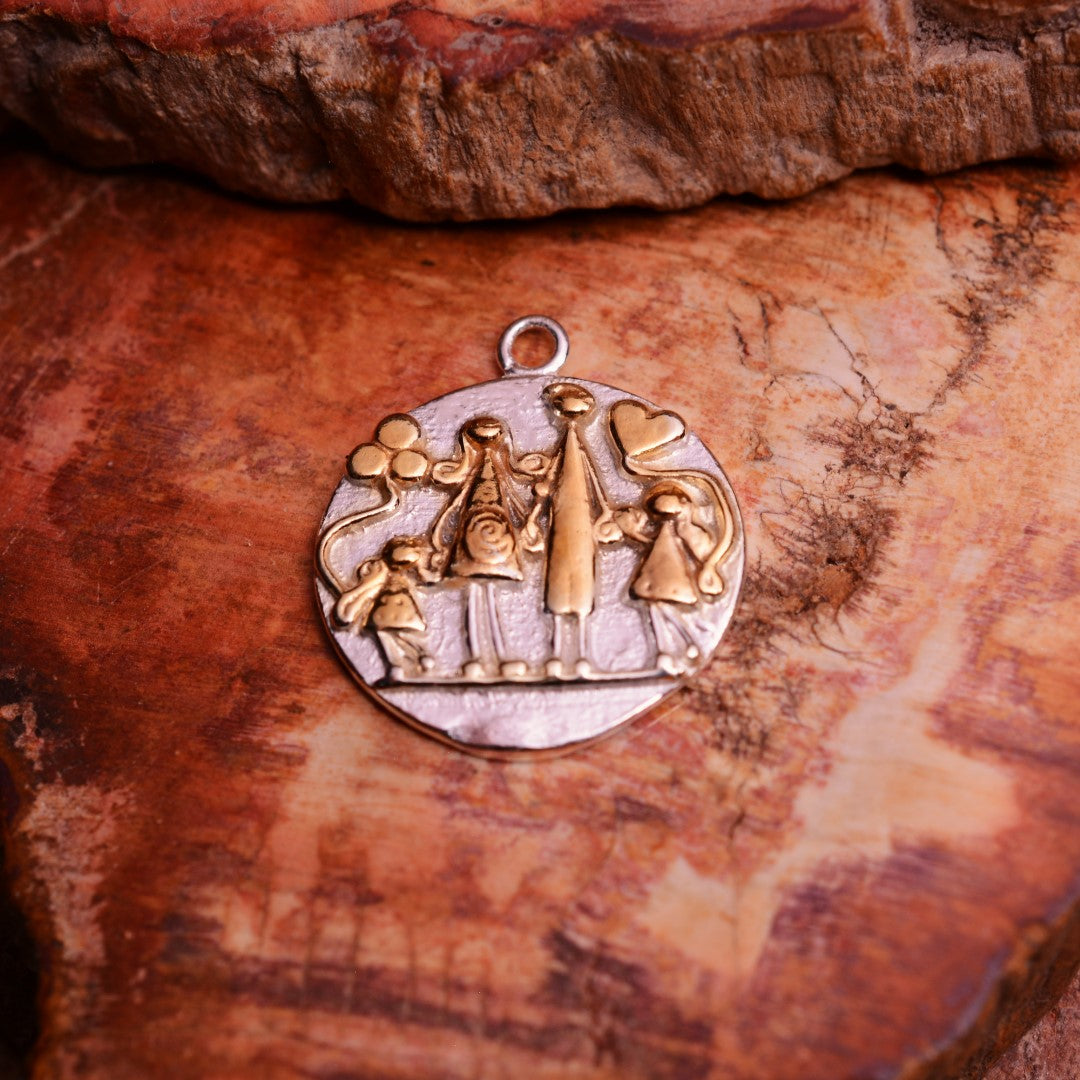 „Unsere Familie“-Anhänger aus 925er Silber – Talisman für Liebe und Zusammenhalt, skulpturaler Schmuck im Boho-Rustik-Stil | Art Diva