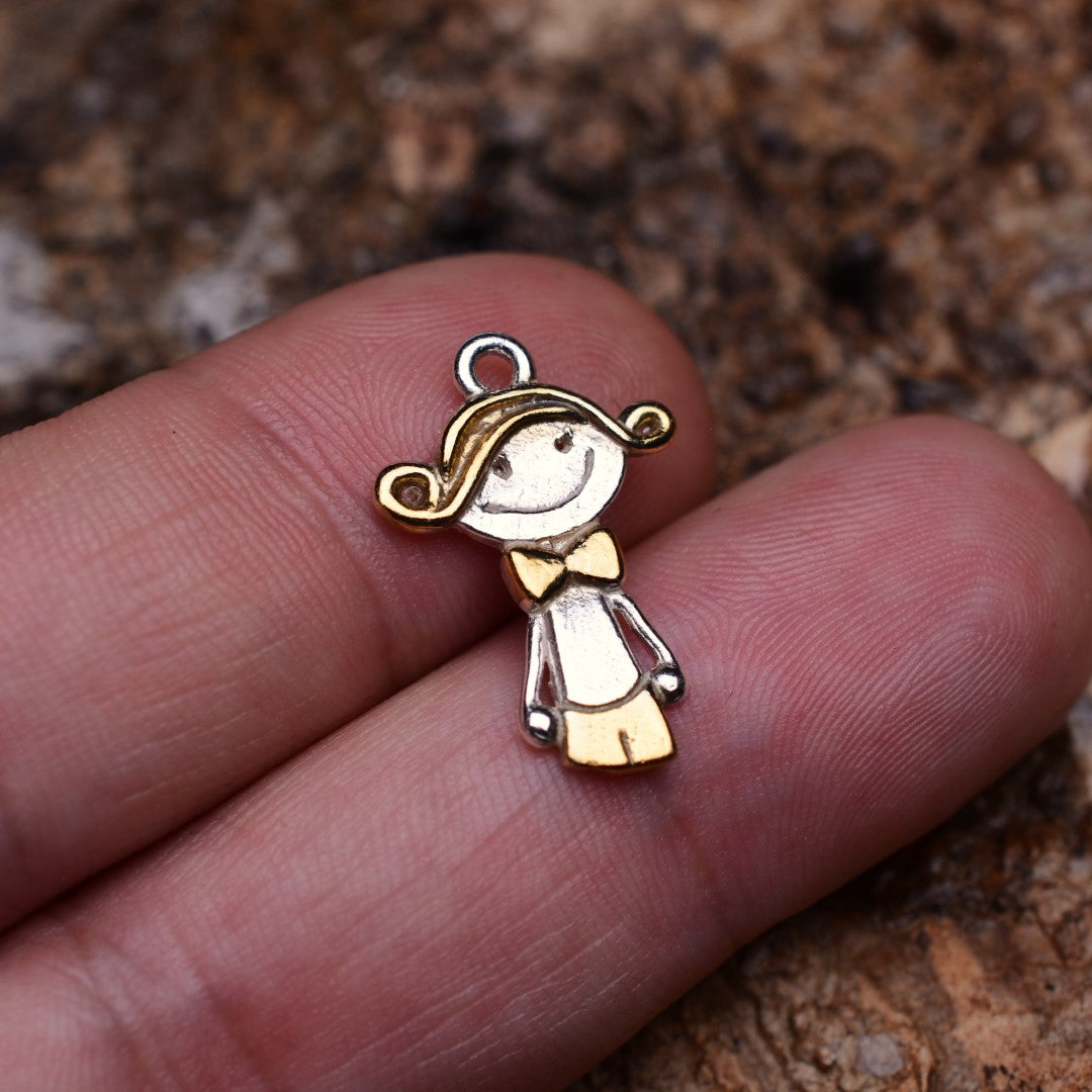 „Kleiner Gentleman“-Anhänger aus 925er Silber mit goldenen Akzenten – Talisman der mütterlichen Liebe | Art Diva