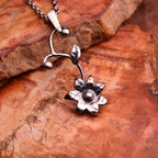„Wildblume“-Anhänger aus 925er Silber – Talisman für innere Stärke und einen Neuanfang, skulpturaler Schmuck im Boho-Rustik-Stil | Art Diva