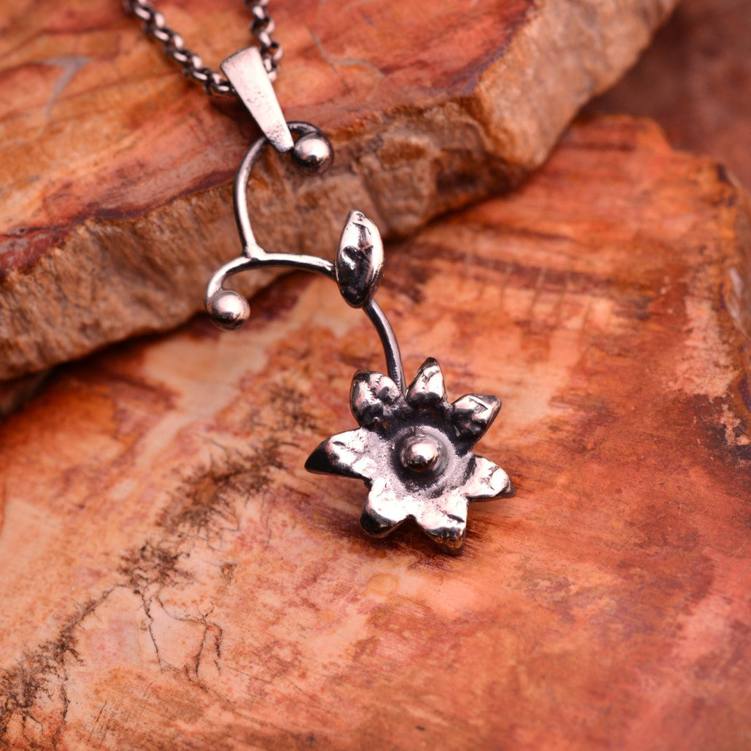 „Wildblume“-Anhänger aus 925er Silber – Talisman für innere Stärke und einen Neuanfang, skulpturaler Schmuck im Boho-Rustik-Stil | Art Diva