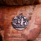 „Unsere Familie“-Anhänger aus 925er Silber – Talisman für Liebe und Zusammenhalt, skulpturaler Schmuck im Boho-Rustik-Stil | Art Diva