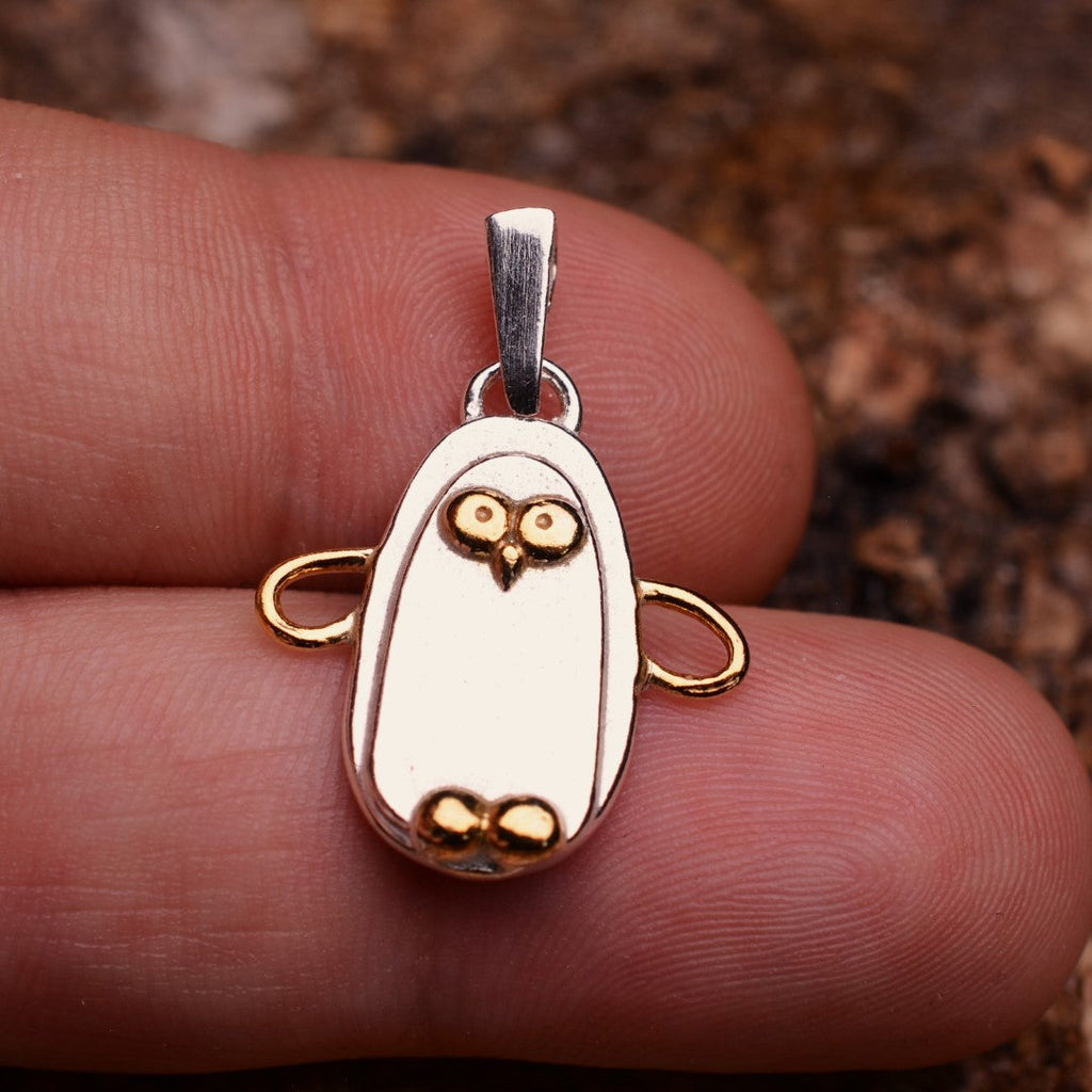 „Pinguin“-Anhänger aus 925er Silber mit goldenen Akzenten – Talisman für ewige Liebe und Treue, skulpturaler Schmuck im Boho-Rustik-Stil | Art Diva
