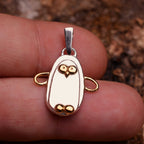 „Pinguin“-Anhänger aus 925er Silber mit goldenen Akzenten – Talisman für ewige Liebe und Treue, skulpturaler Schmuck im Boho-Rustik-Stil | Art Diva