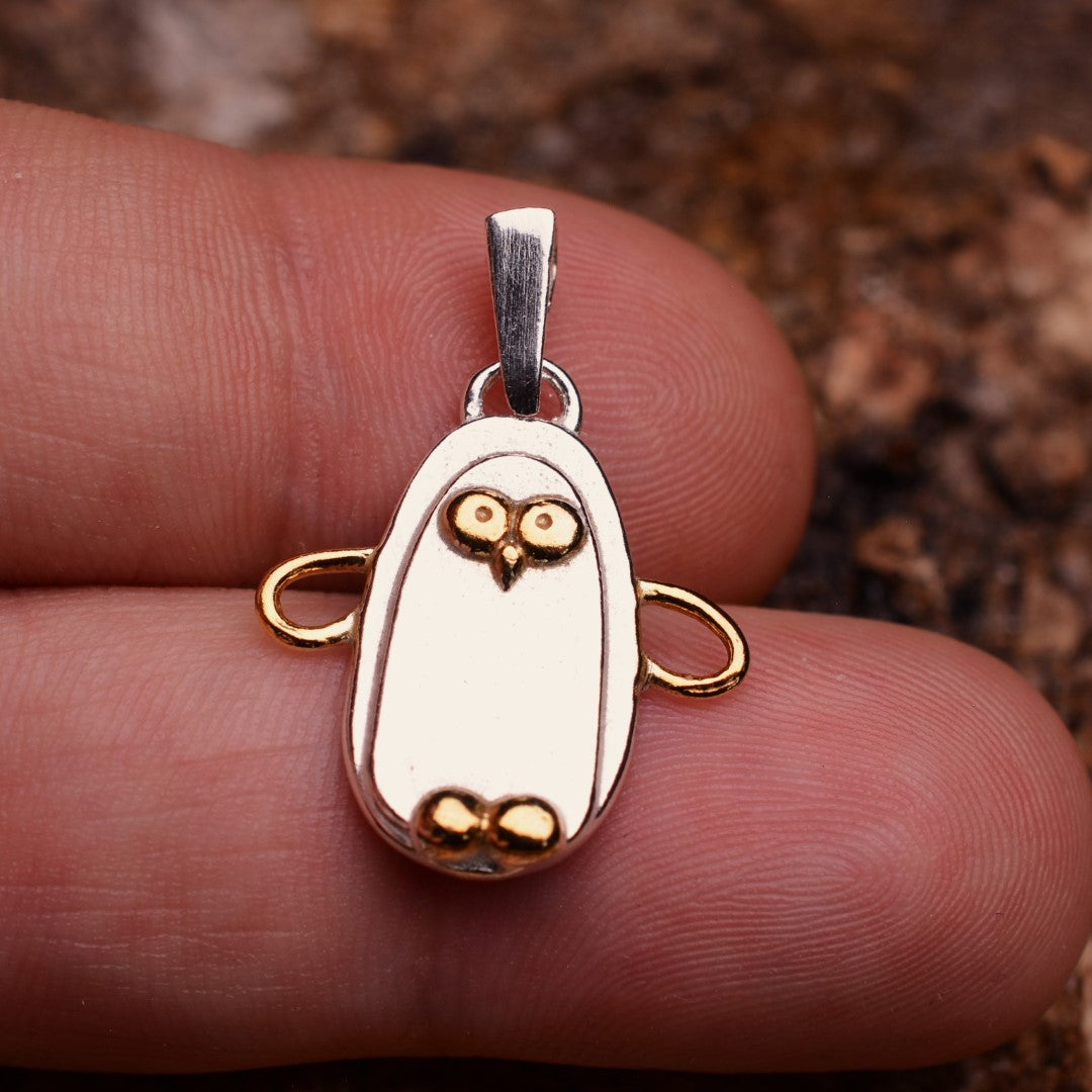„Pinguin“-Anhänger aus 925er Silber mit goldenen Akzenten – Talisman für ewige Liebe und Treue, skulpturaler Schmuck im Boho-Rustik-Stil | Art Diva