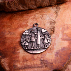 „Unsere Familie“-Anhänger aus 925er Silber – Talisman für Liebe und Zusammenhalt, skulpturaler Schmuck im Boho-Rustik-Stil | Art Diva