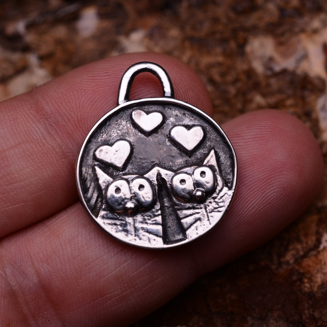 „Verliebte Kätzchen“-Anhänger aus 925er Silber – Liebestalisman im Vintage-Stil | Art Diva