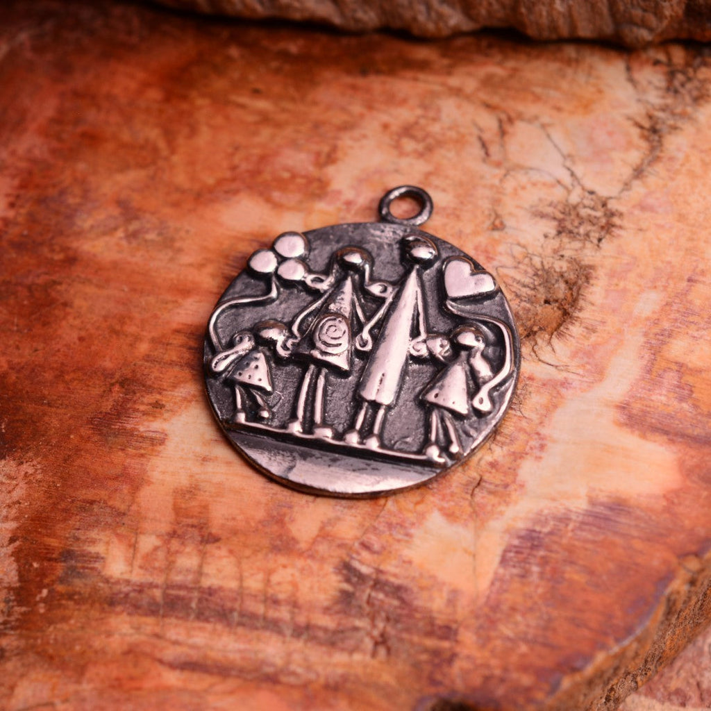 „Unsere Familie“-Anhänger aus 925er Silber – Talisman für Liebe und Zusammenhalt, skulpturaler Schmuck im Boho-Rustik-Stil | Art Diva