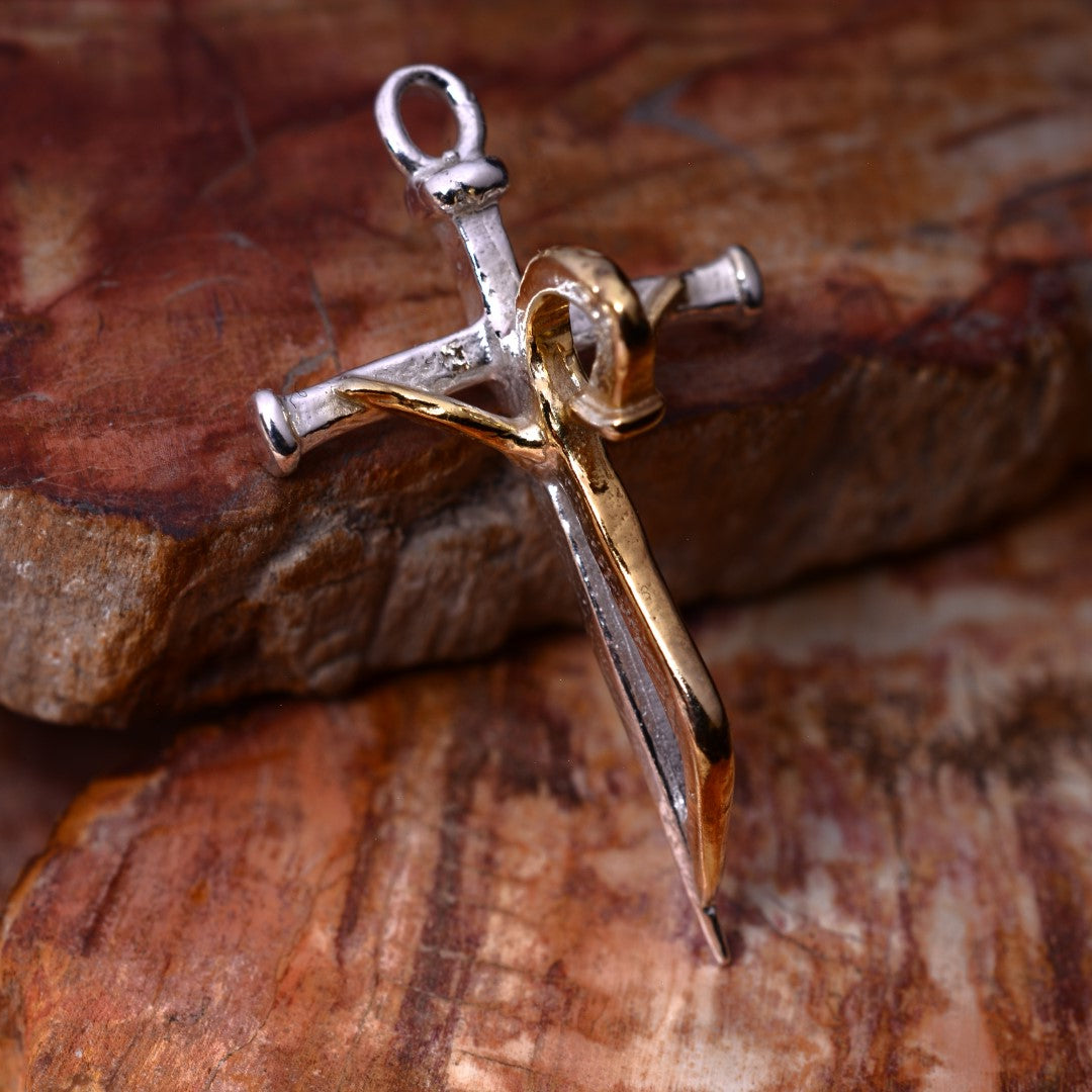 „Geschmiedeter Glaube“-Kreuz-Anhänger für Herren aus 925er Silber mit goldenen Akzenten – Symbol für Stärke und Glauben | Art Diva