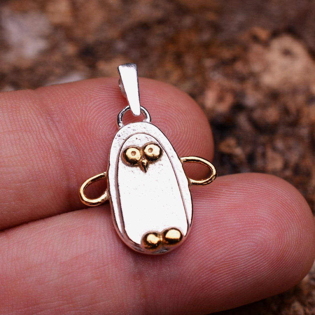 „Pinguin“-Anhänger aus 925er Silber mit goldenen Akzenten – Talisman für ewige Liebe und Treue, skulpturaler Schmuck im Boho-Rustik-Stil | Art Diva