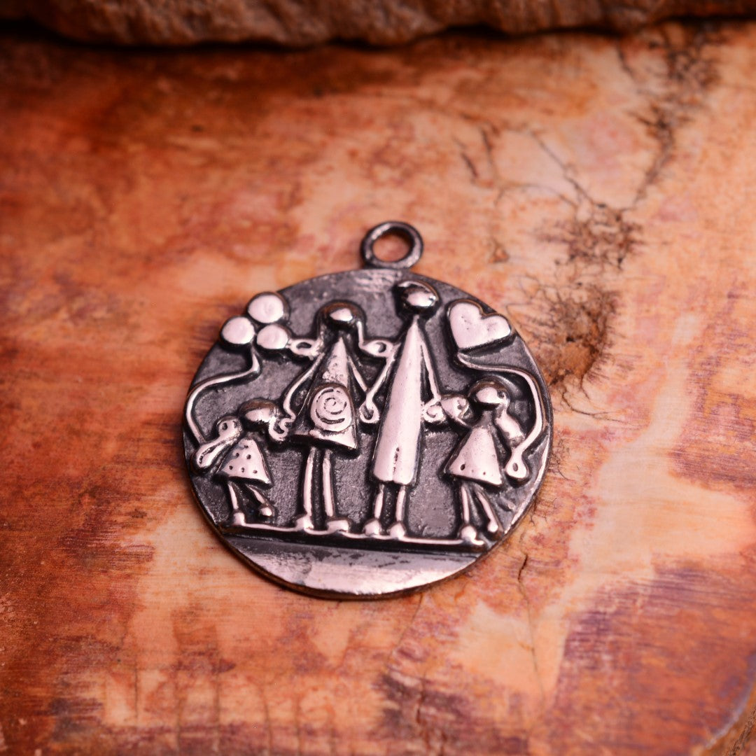 „Unsere Familie“-Anhänger aus 925er Silber – Talisman für Liebe und Zusammenhalt, skulpturaler Schmuck im Boho-Rustik-Stil | Art Diva