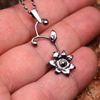 „Wildblume“-Anhänger aus 925er Silber – Talisman für innere Stärke und einen Neuanfang, skulpturaler Schmuck im Boho-Rustik-Stil | Art Diva