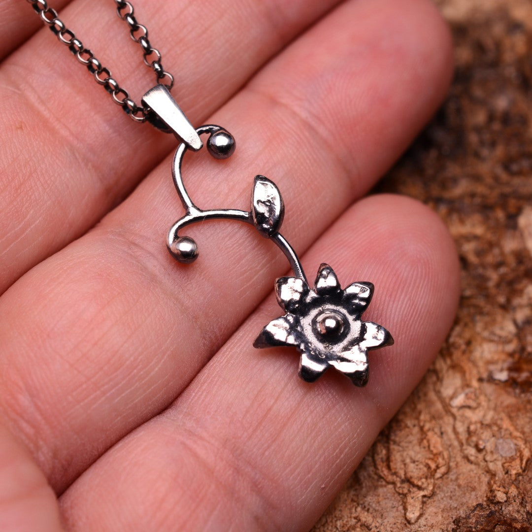 „Wildblume“-Anhänger aus 925er Silber – Talisman für innere Stärke und einen Neuanfang, skulpturaler Schmuck im Boho-Rustik-Stil | Art Diva