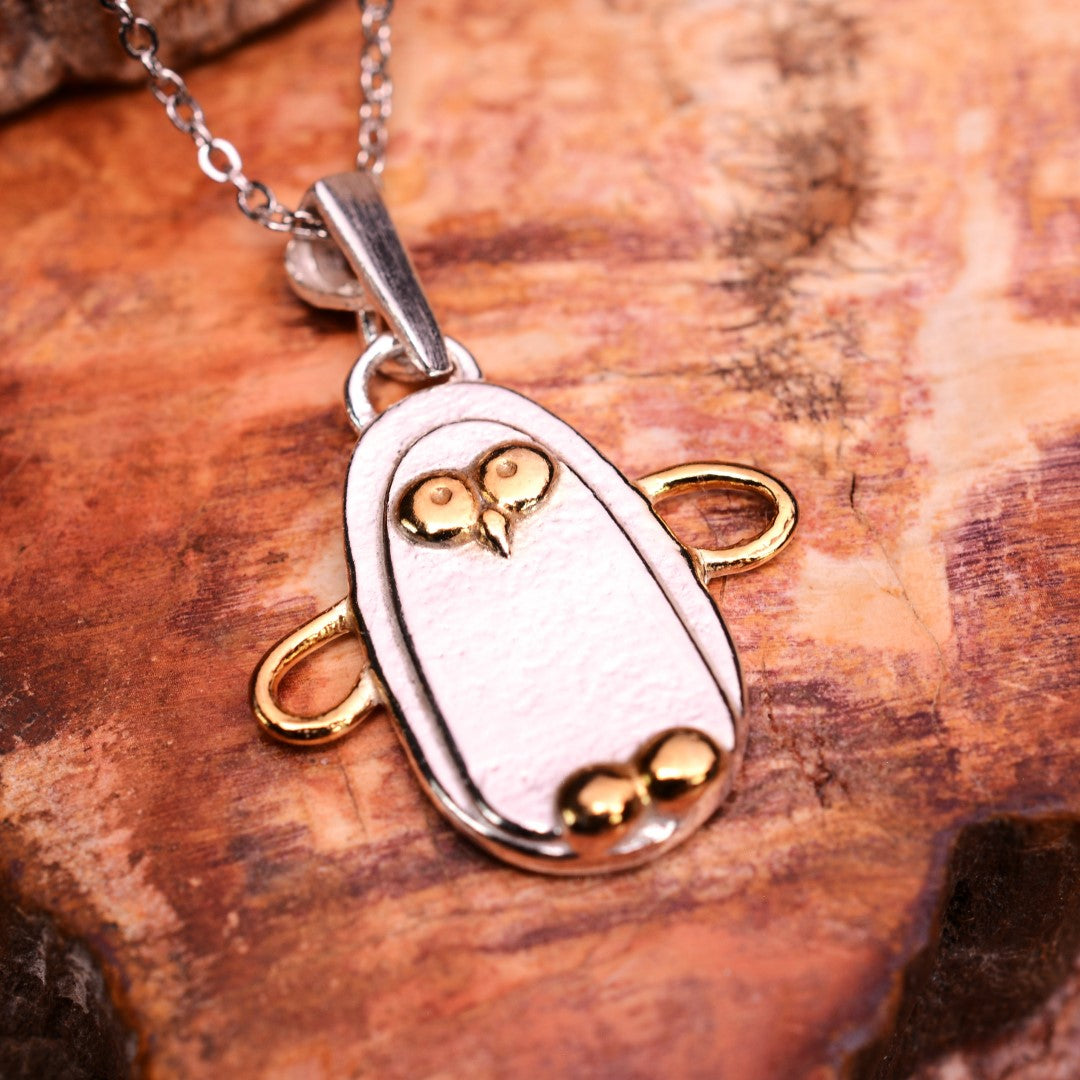 „Pinguin“-Anhänger aus 925er Silber mit goldenen Akzenten – Talisman für ewige Liebe und Treue, skulpturaler Schmuck im Boho-Rustik-Stil | Art Diva