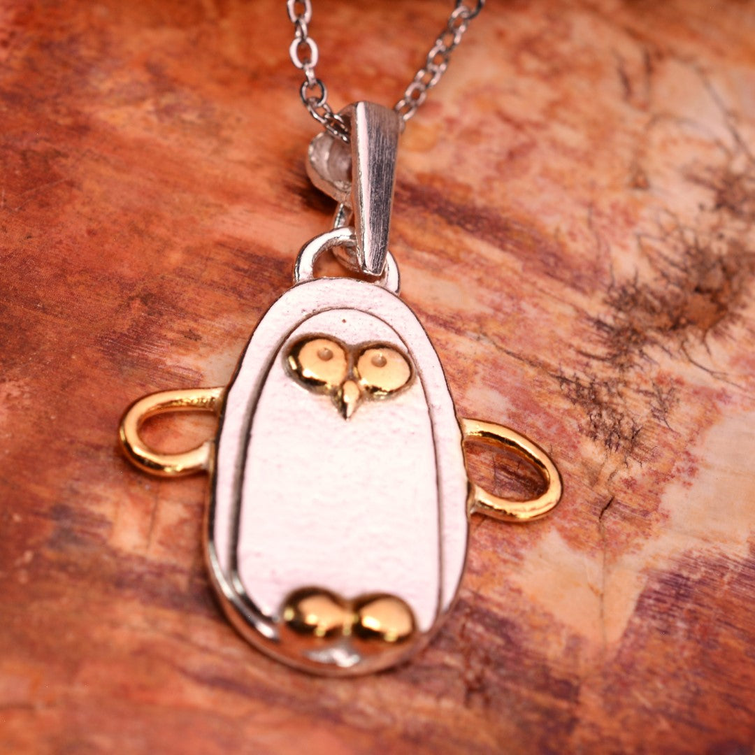 „Pinguin“-Anhänger aus 925er Silber mit goldenen Akzenten – Talisman für ewige Liebe und Treue, skulpturaler Schmuck im Boho-Rustik-Stil | Art Diva