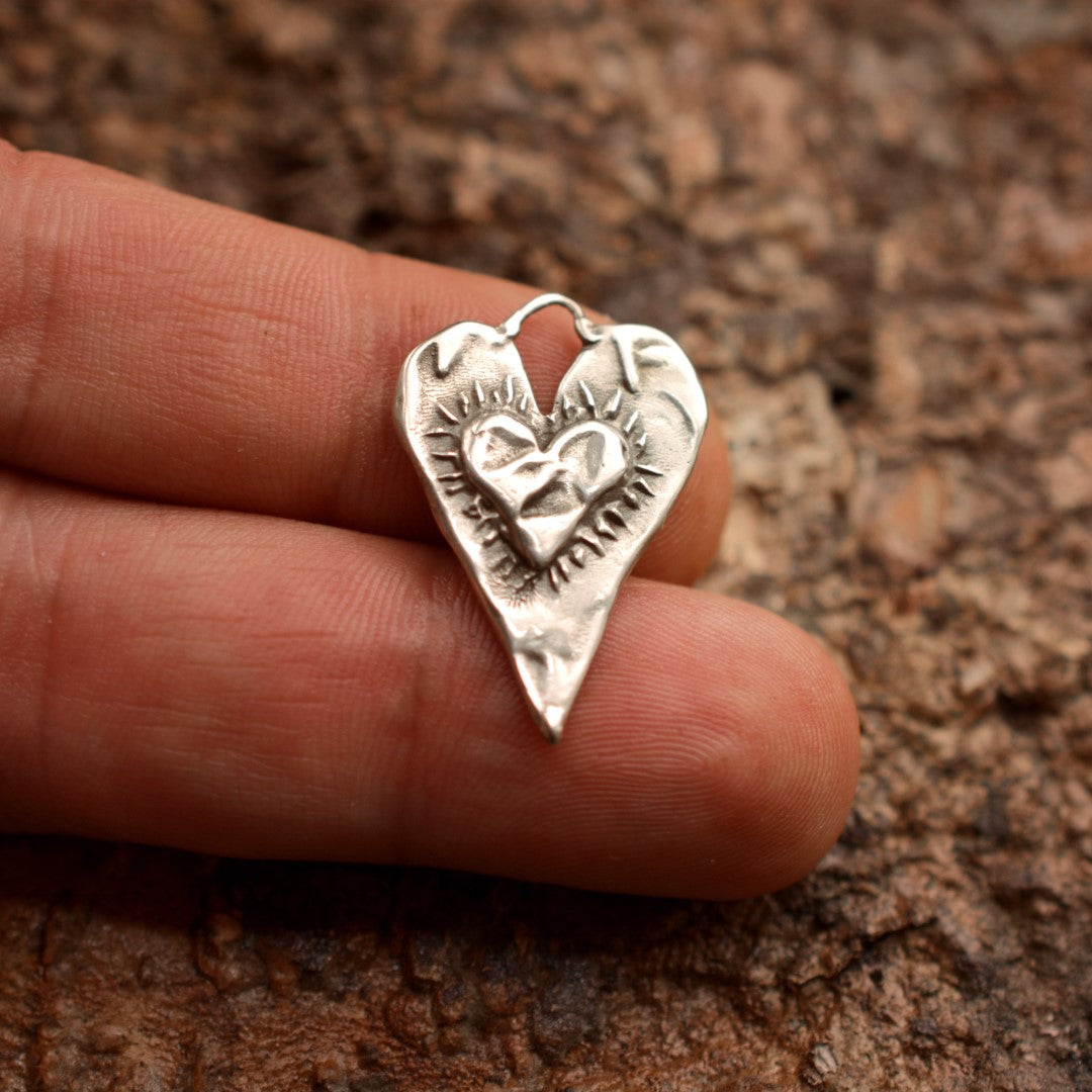 Herz-in-Herz-Anhänger aus 925er Silber – Talisman für Liebe und tiefe Verbundenheit, handgefertigter Skulpturenschmuck im Boho- und rustikalen Stil | Art Diva