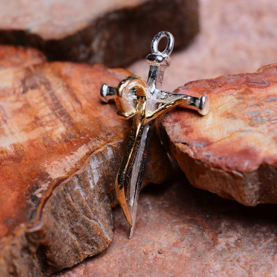 „Geschmiedeter Glaube“-Kreuz-Anhänger für Herren aus 925er Silber mit goldenen Akzenten – Symbol für Stärke und Glauben | Art Diva