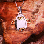 „Pinguin“-Anhänger aus 925er Silber mit goldenen Akzenten – Talisman für ewige Liebe und Treue, skulpturaler Schmuck im Boho-Rustik-Stil | Art Diva