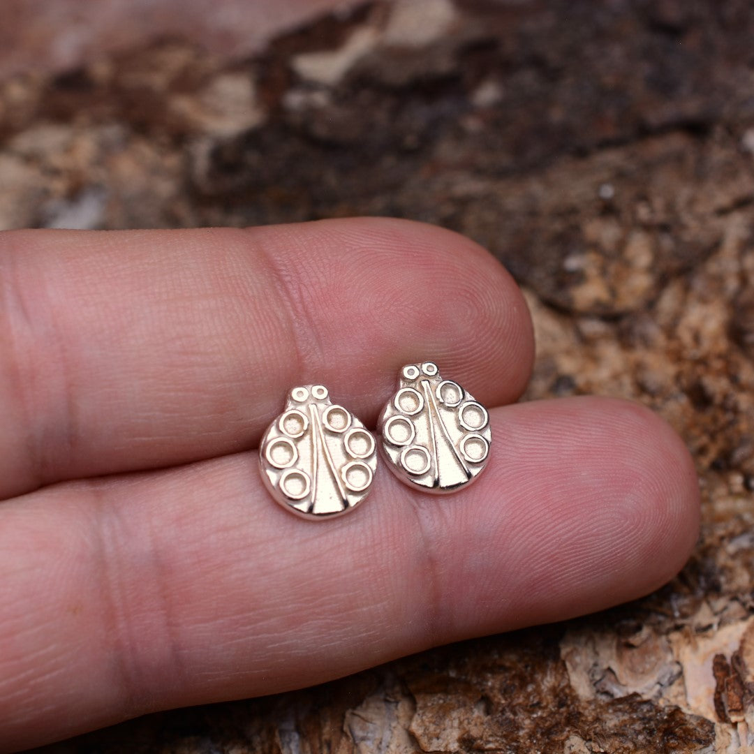 „Marienkäfer“-Mini-Ohrstecker aus 925er Silber – Glückssymbol | Art Diva