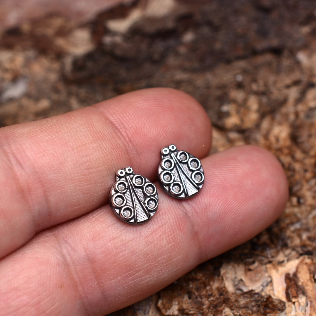 „Marienkäfer“-Mini-Ohrstecker aus 925er Silber – teilweise oxidiert im Vintage-Stil | Art Diva