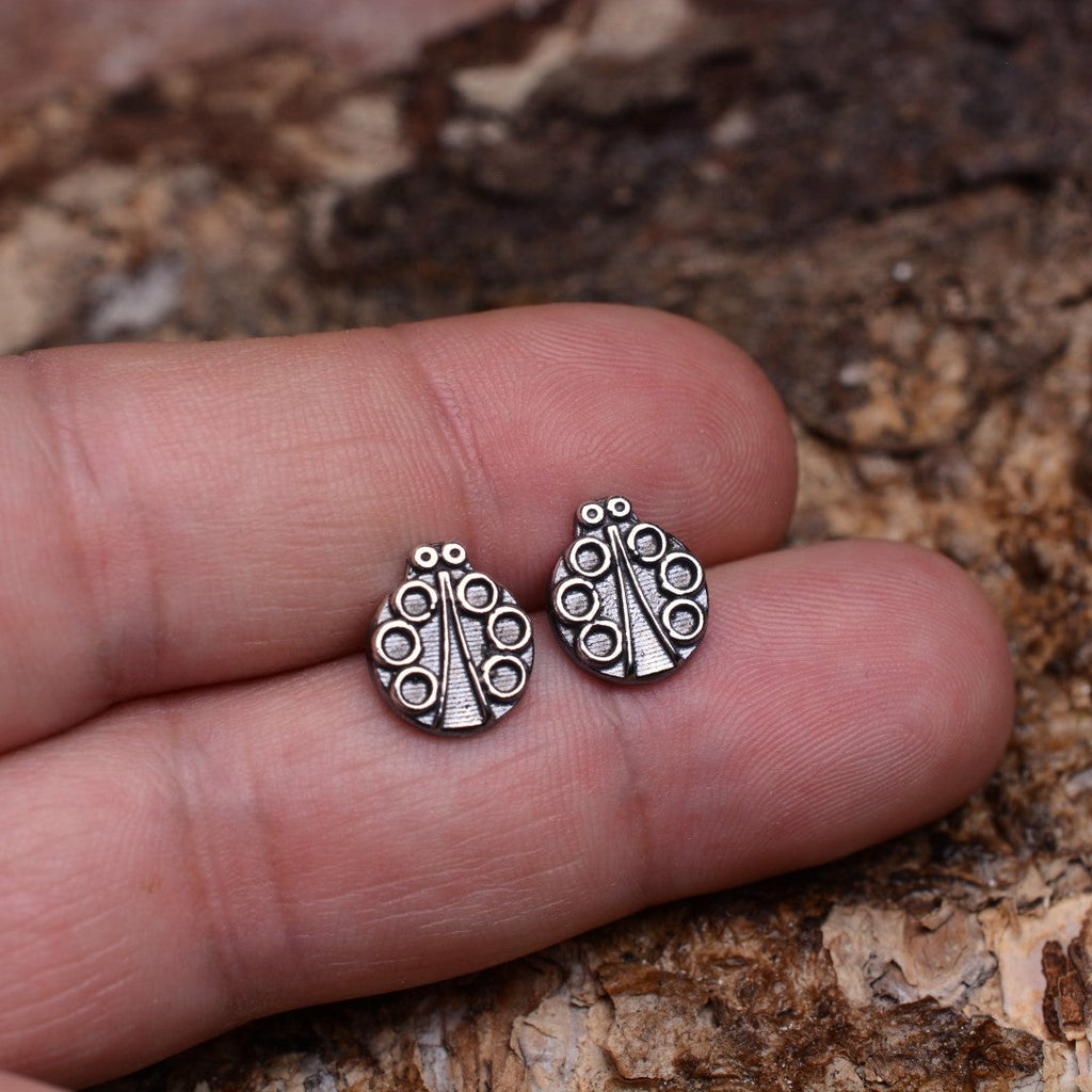 „Marienkäfer“-Mini-Ohrstecker aus 925er Silber – teilweise oxidiert im Vintage-Stil | Art Diva