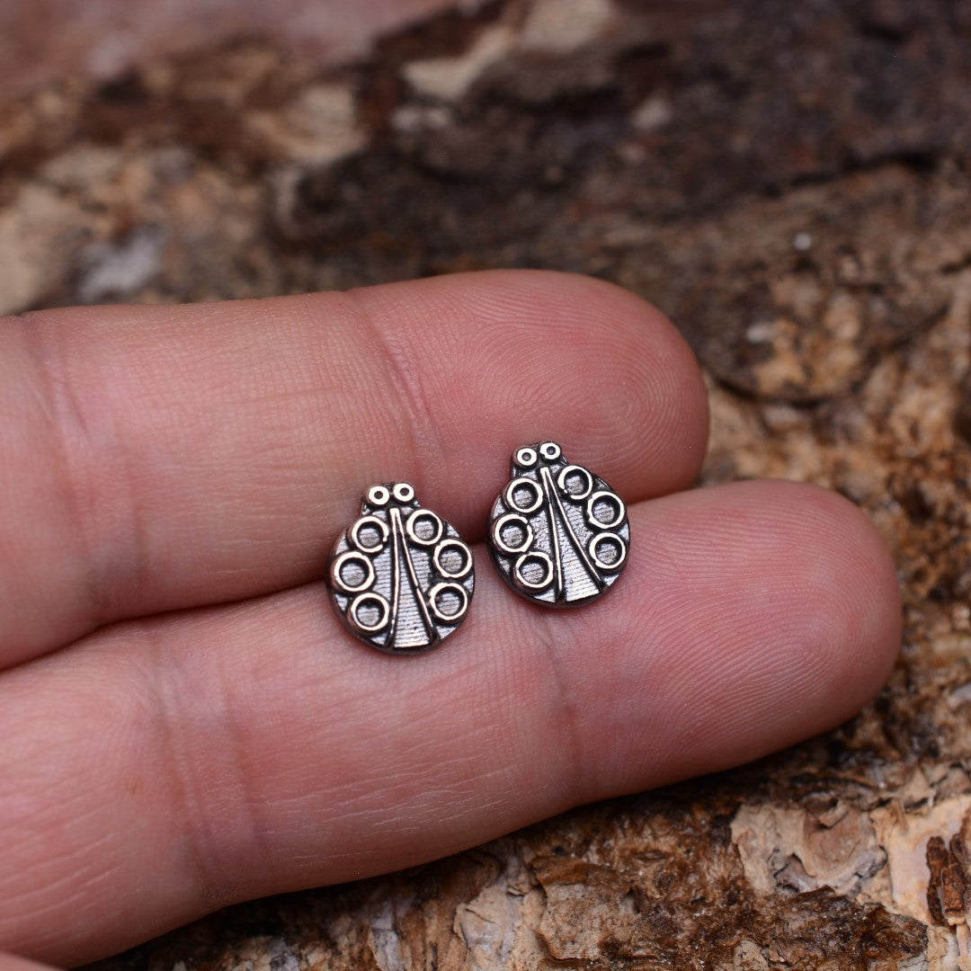 „Marienkäfer“-Mini-Ohrstecker aus 925er Silber – teilweise oxidiert im Vintage-Stil | Art Diva