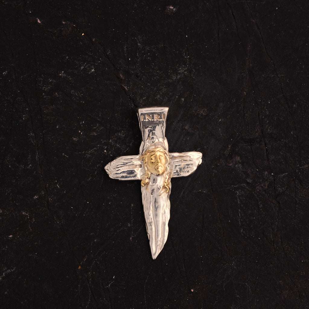 „Jesus Christus“-Anhänger aus 925er Silber mit goldfarbenen Akzenten – handgefertigtes Symbol für Glauben und Schutz, Skulpturenschmuck im Boho- und rustikalen Stil | Art Diva
