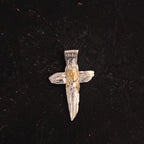 „Jesus Christus“-Anhänger aus 925er Silber mit goldfarbenen Akzenten – handgefertigtes Symbol für Glauben und Schutz, Skulpturenschmuck im Boho- und rustikalen Stil | Art Diva