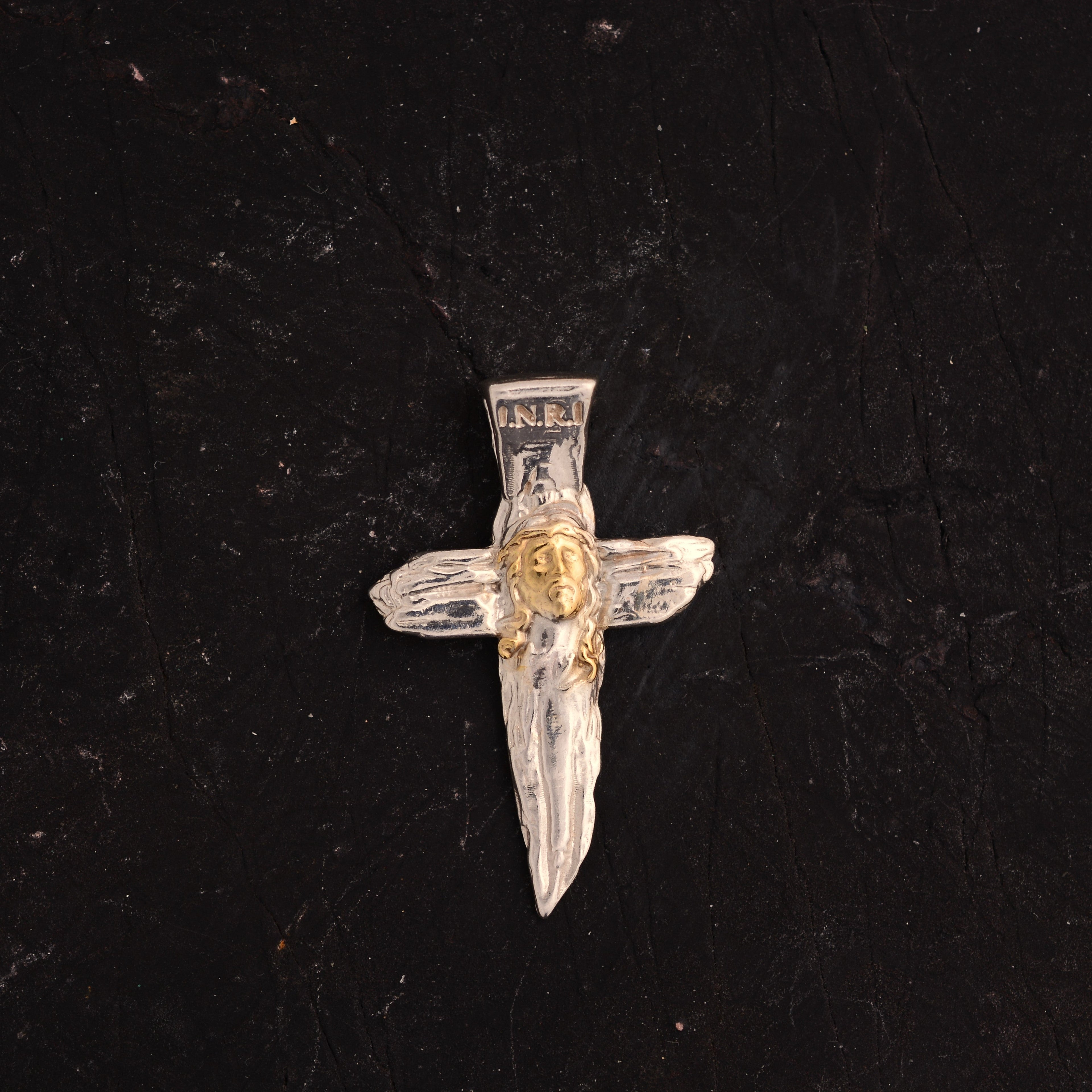„Jesus Christus“-Anhänger aus 925er Silber mit goldfarbenen Akzenten – handgefertigtes Symbol für Glauben und Schutz, Skulpturenschmuck im Boho- und rustikalen Stil | Art Diva