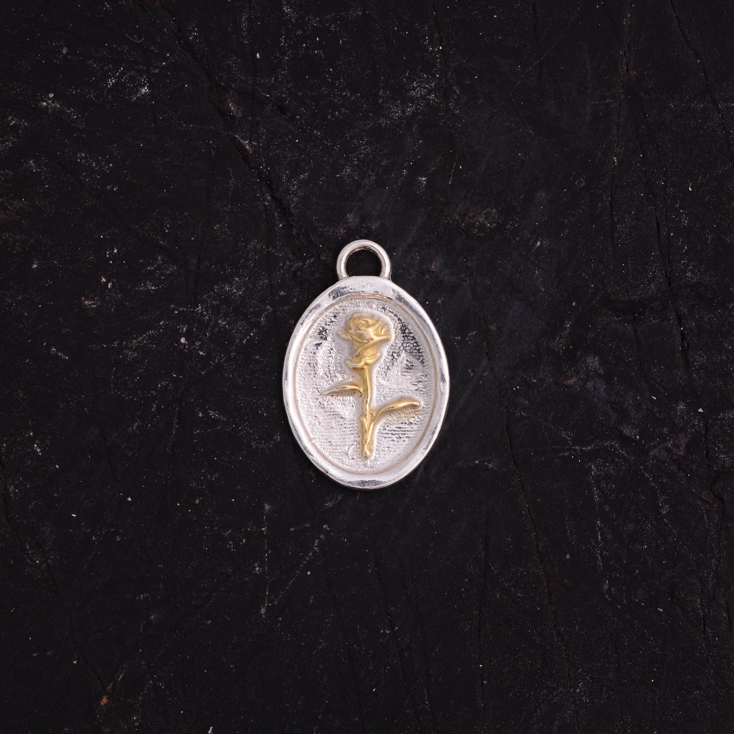 Rosen-Anhänger „Memento Vivere“ aus 925er Silber mit Goldakzenten – handgefertigter Kunstschmuck und Talisman | Art Diva