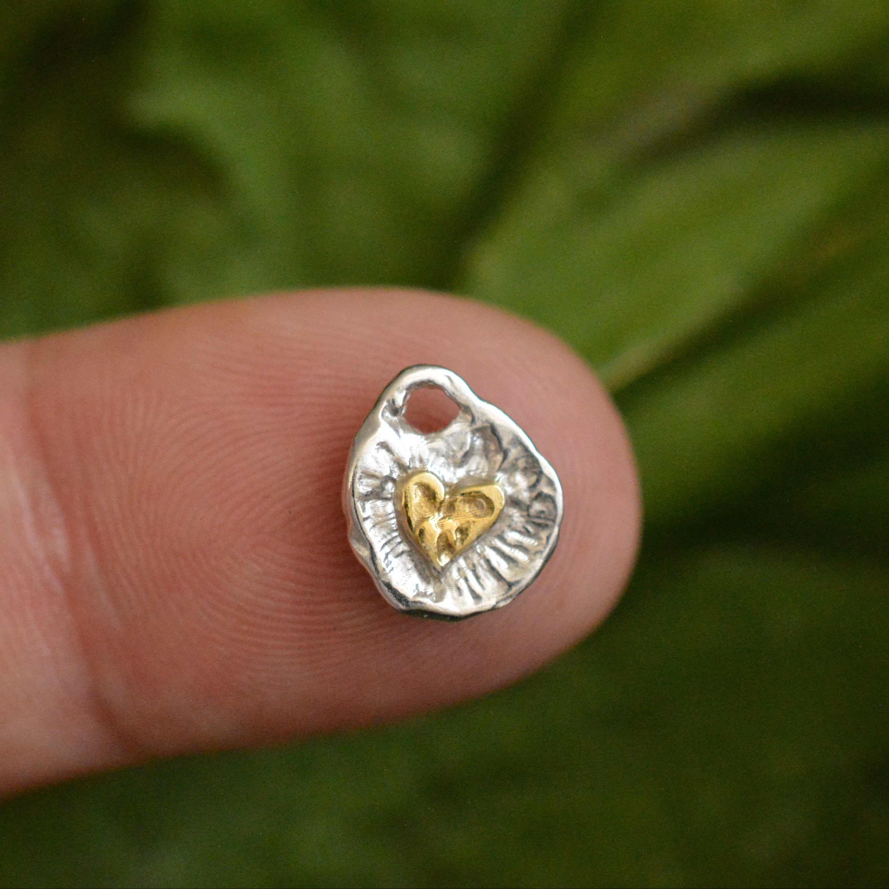 „Goldenes Herz Love“-Anhänger aus 925er Silber mit goldfarbenen Akzenten – handgefertigtes Amulett für Liebe und Licht, Skulpturenschmuck im Boho- und rustikalen Stil | Art Diva