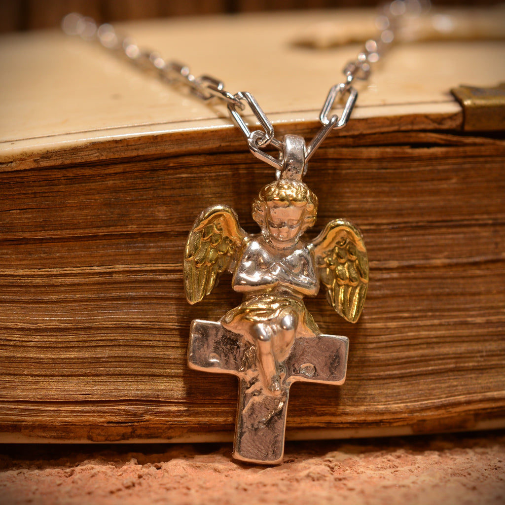 „Engel auf dem Kreuz“-Anhänger für Damen aus 925er Silber – handgefertigter Talisman für Schutz und Licht, Skulpturenschmuck im Boho- und rustikalen Stil | Art Diva