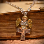 „Engel auf dem Kreuz“-Anhänger für Damen aus 925er Silber – handgefertigter Talisman für Schutz und Licht, Skulpturenschmuck im Boho- und rustikalen Stil | Art Diva