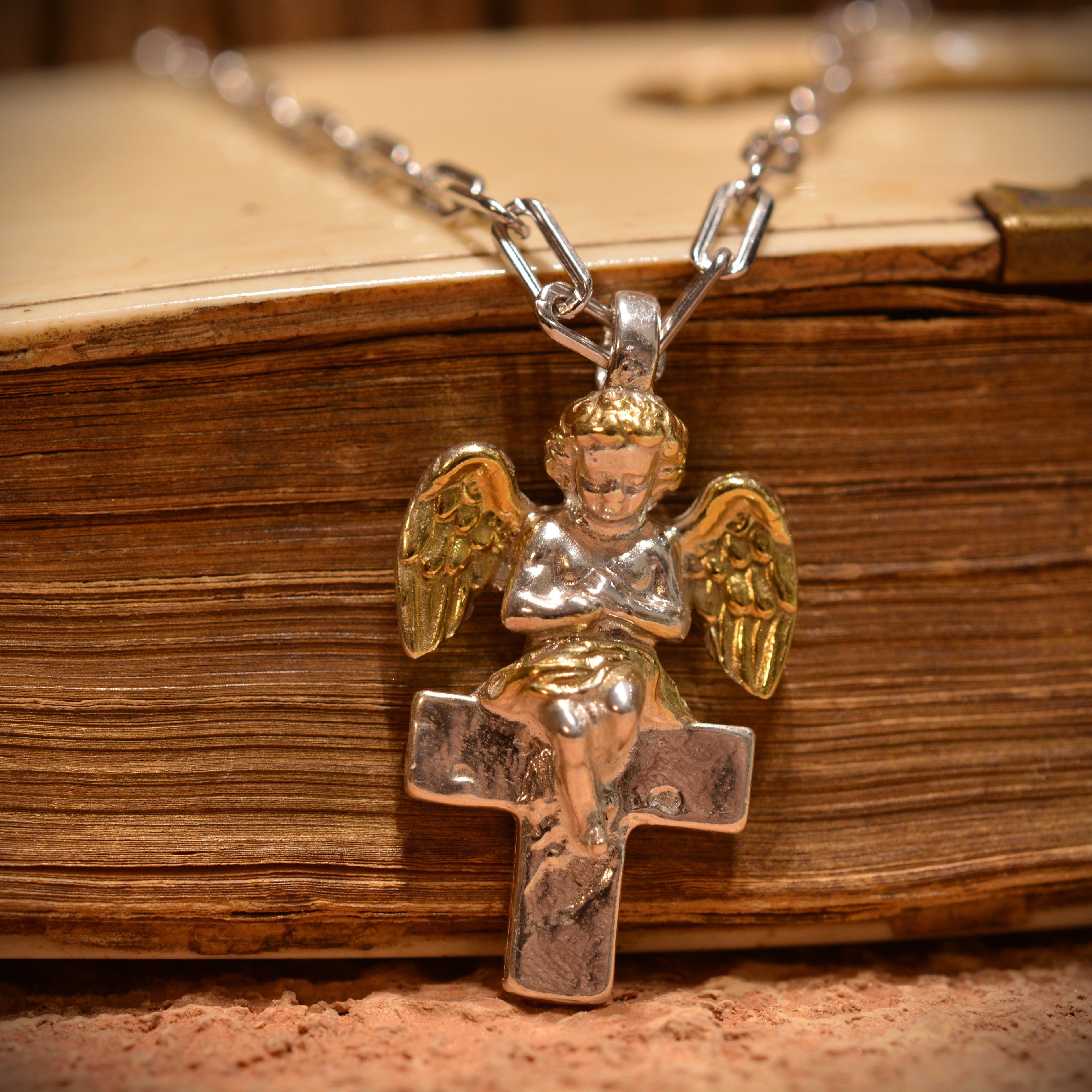 „Engel auf dem Kreuz“-Anhänger für Damen aus 925er Silber – handgefertigter Talisman für Schutz und Licht, Skulpturenschmuck im Boho- und rustikalen Stil | Art Diva