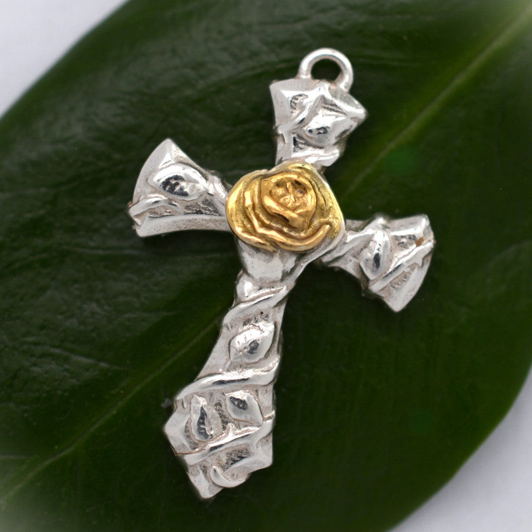 Kreuz-Anhänger mit Rose für Damen aus 925er Silber – kunstvolles Design | Art Diva