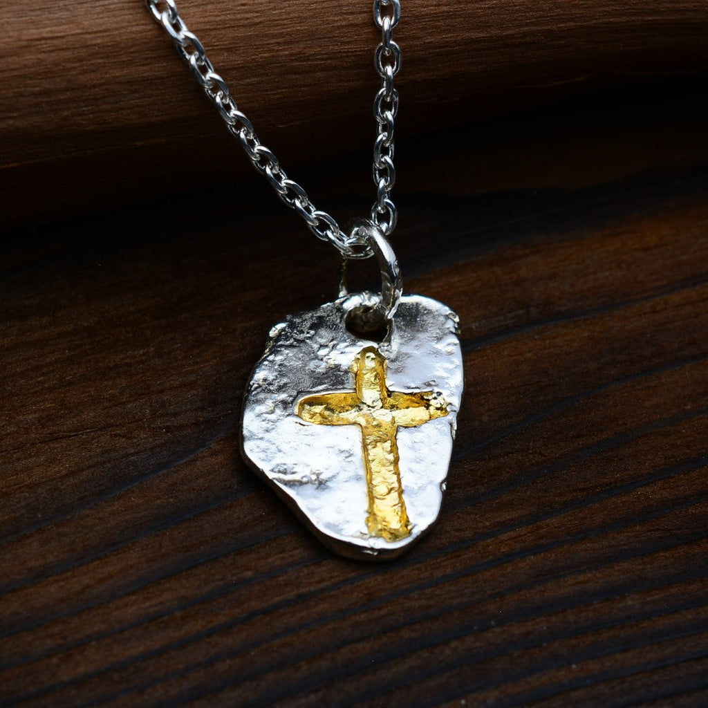 „Massives Kreuz“ – handpolierter Herren-Anhänger aus 925er Silber, Talisman für Stärke, Widerstandskraft und Schutz, Skulpturenschmuck im Boho- und rustikalen Stil | Art Diva