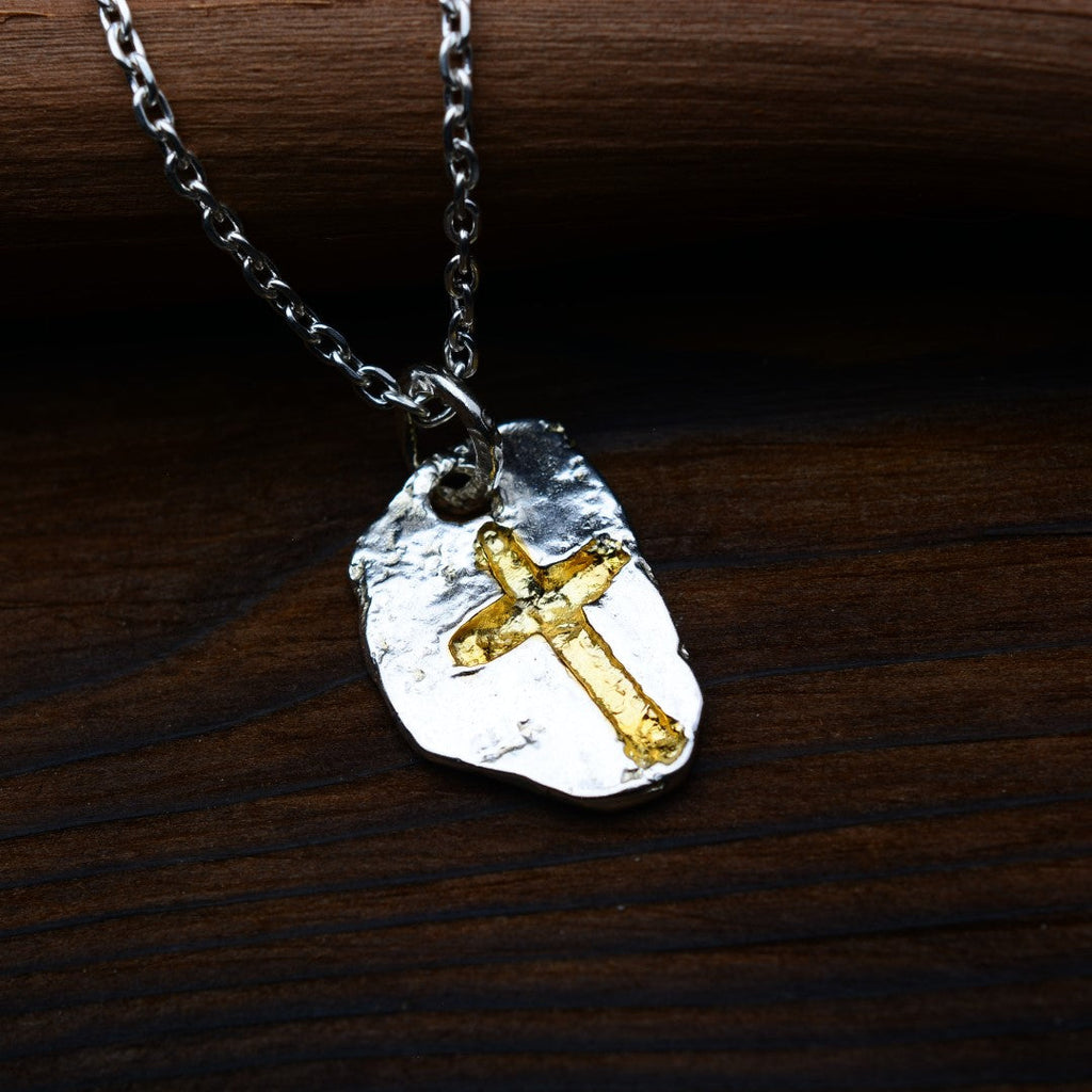 „Massives Kreuz“ – handpolierter Herren-Anhänger aus 925er Silber, Talisman für Stärke, Widerstandskraft und Schutz, Skulpturenschmuck im Boho- und rustikalen Stil | Art Diva