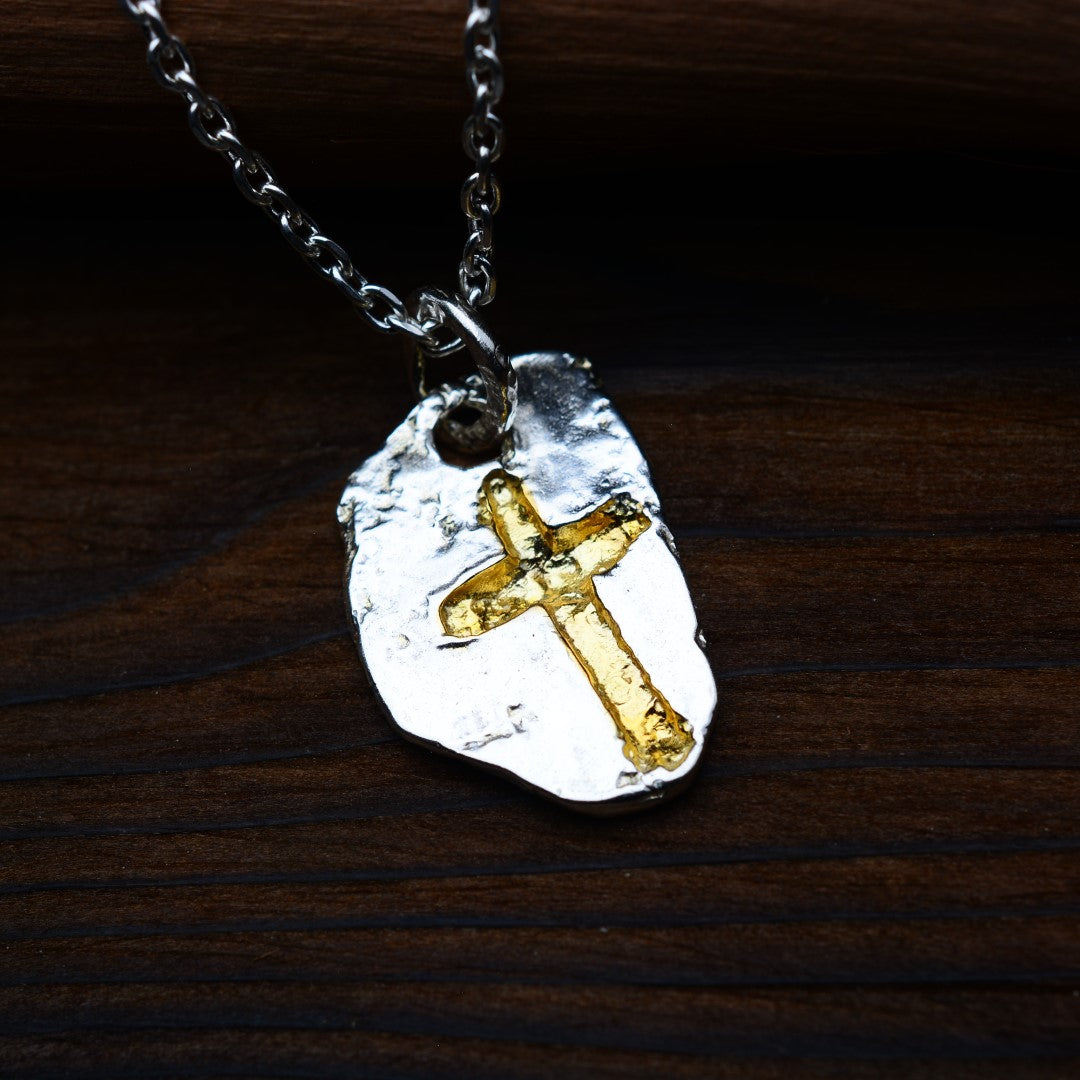 „Massives Kreuz“ – handpolierter Herren-Anhänger aus 925er Silber, Talisman für Stärke, Widerstandskraft und Schutz, Skulpturenschmuck im Boho- und rustikalen Stil | Art Diva
