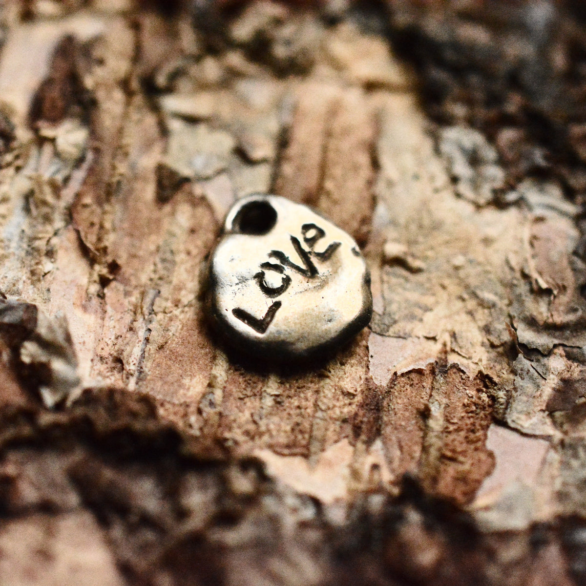 „Herz mit LOVE“-Anhänger aus 925er Silber – doppelseitiger Talisman für Liebe und emotionale Verbundenheit im Boho- und rustikalen Stil | Art Diva