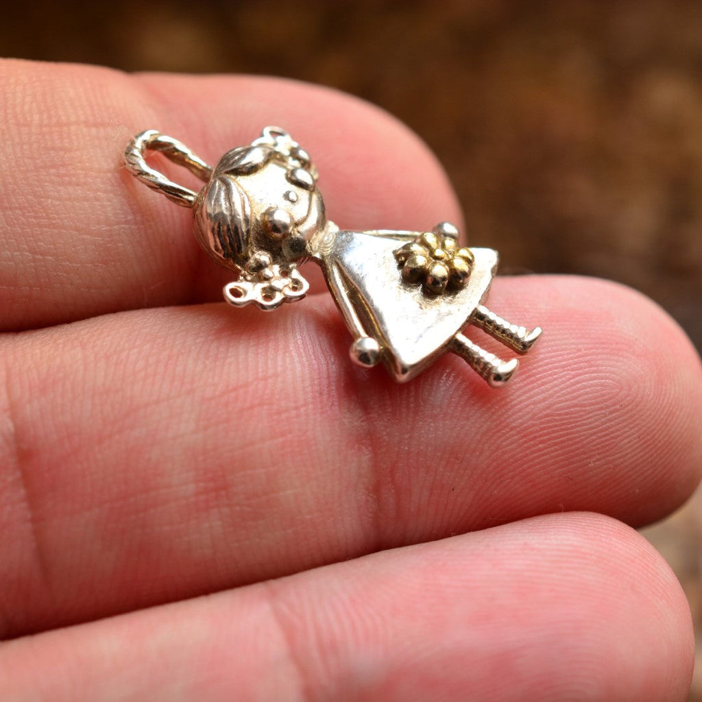 „Kleines Mädchen mit Blume“ – Anhänger aus 925er Silber mit goldfarbenen Akzenten, Talisman für Freude, reine Liebe und kindliche Unschuld, Symbol für die Verbundenheit zwischen Mutter und Tochter, Skulpturenschmuck im Boho- und rustikalen Stil | Art Diva