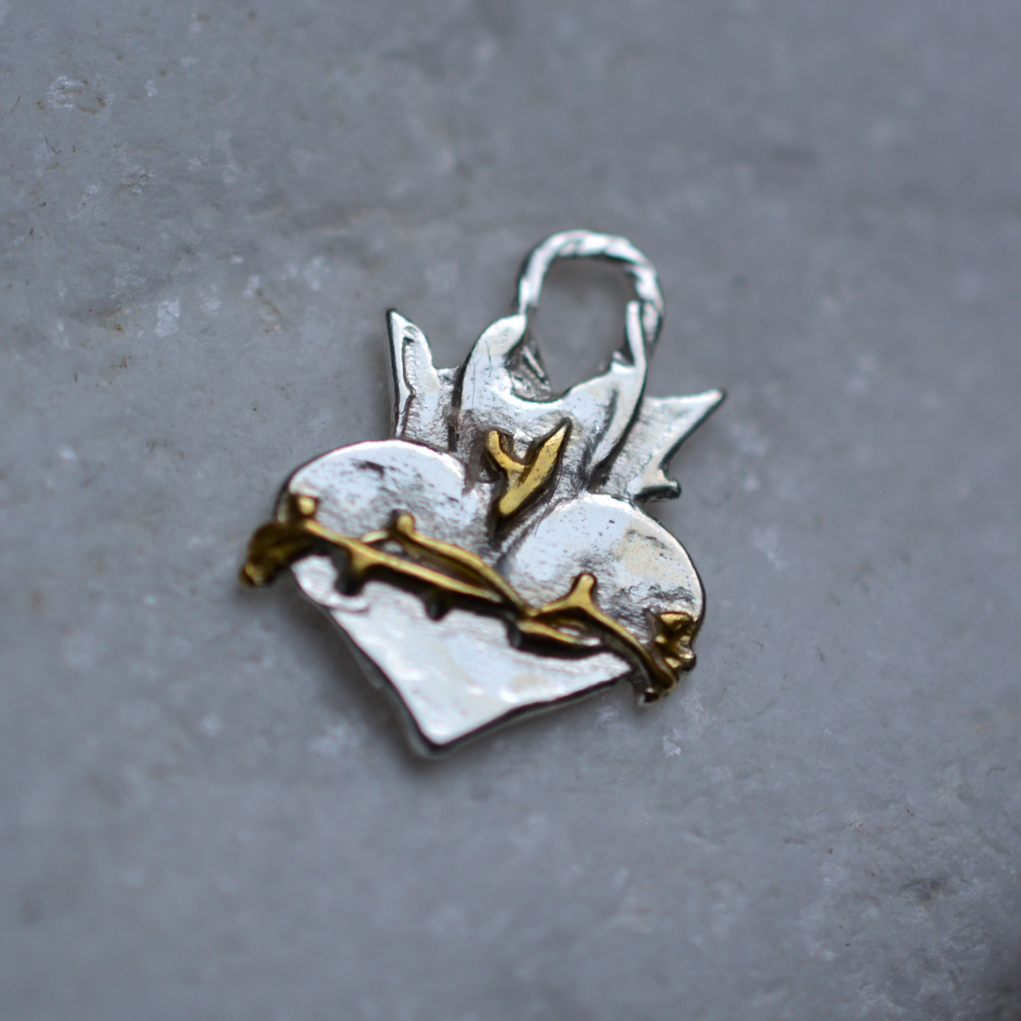 Anhänger „Heiligstes Herz“ aus 925er Silber – christlicher Talisman für Glauben, Hoffnung und Schutz, handgefertigter Skulpturenschmuck im Boho- und rustikalen Stil | Art Diva