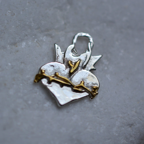 Anhänger „Heiligstes Herz“ aus 925er Silber – christlicher Talisman für Glauben, Hoffnung und Schutz, handgefertigter Skulpturenschmuck im Boho- und rustikalen Stil | Art Diva